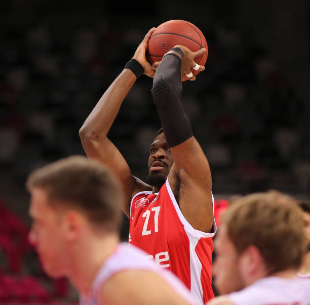 经比赛季中 经比赛季中