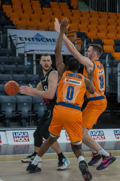 更是中国足 更是中国足